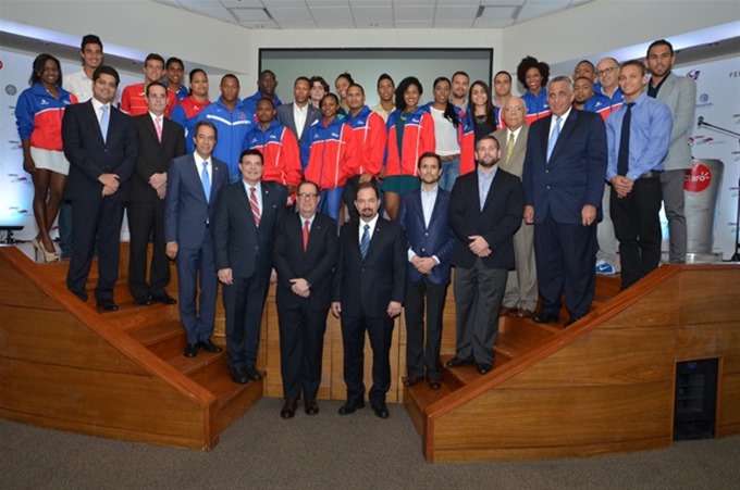 El grupo de empresarios posa junto a varios de los medallistas de los Juegos Centroamericanos y del Caribe de Veracruz, México. fuente externa